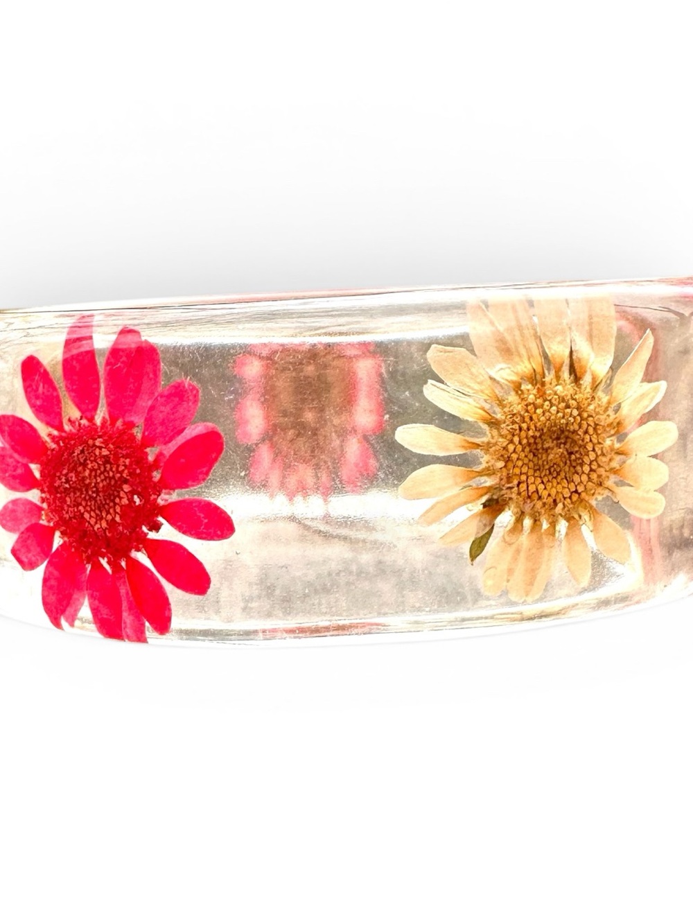 Lucite Bangle Bracelet With Embedded Dried Daisy Flowers - Picture 3 of 6